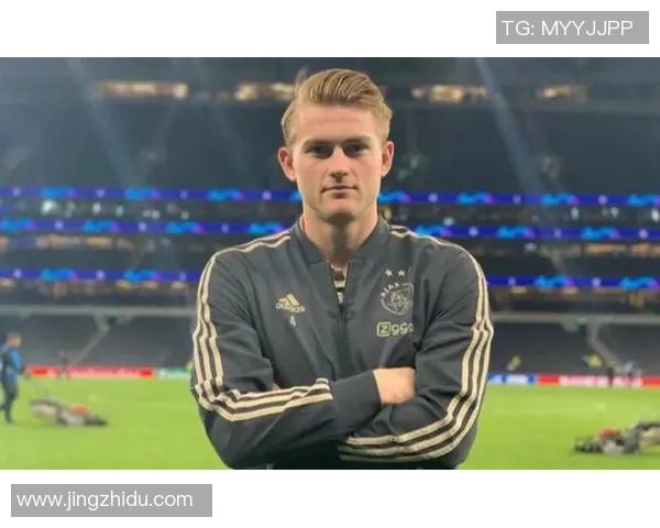 足球明星德里赫特精彩瞬间集锦与个人魅力展现的视觉盛宴 足球明星德里赫特精彩瞬间集锦与个人魅力展现的视觉盛宴