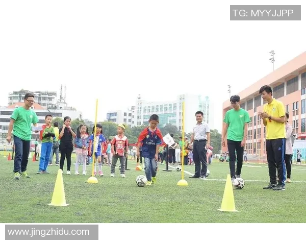 足球明星的孩子展现天赋投球技艺引发热议与关注