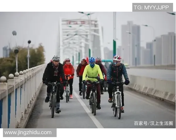 足球明星骑行风采展现精彩瞬间与激情碰撞的完美结合 足球明星骑行风采展现精彩瞬间与激情碰撞的完美结合