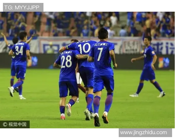 追逐梦想与爱情的交汇点足球明星背后的女人们